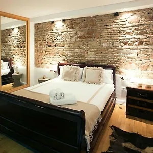 quiet-exclusive-apartment-historic-center.hotelsinnerja.org/